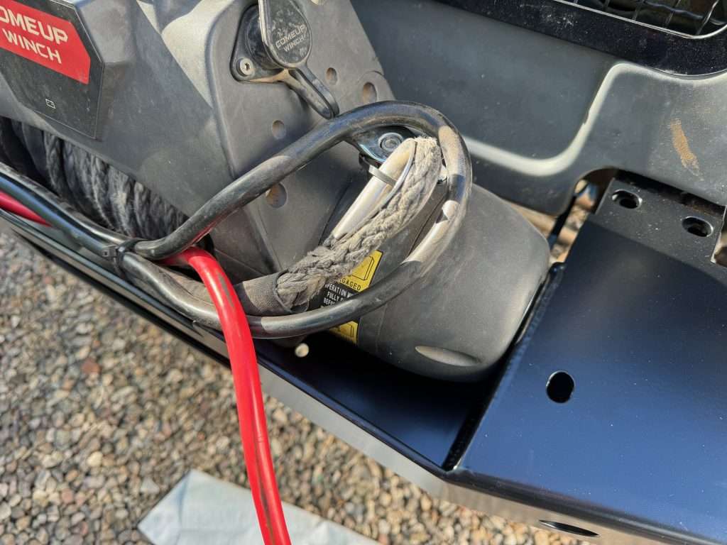 You can see the mounting hole in the winch cavity, and there is no more room to correctly align the winch over the footprint