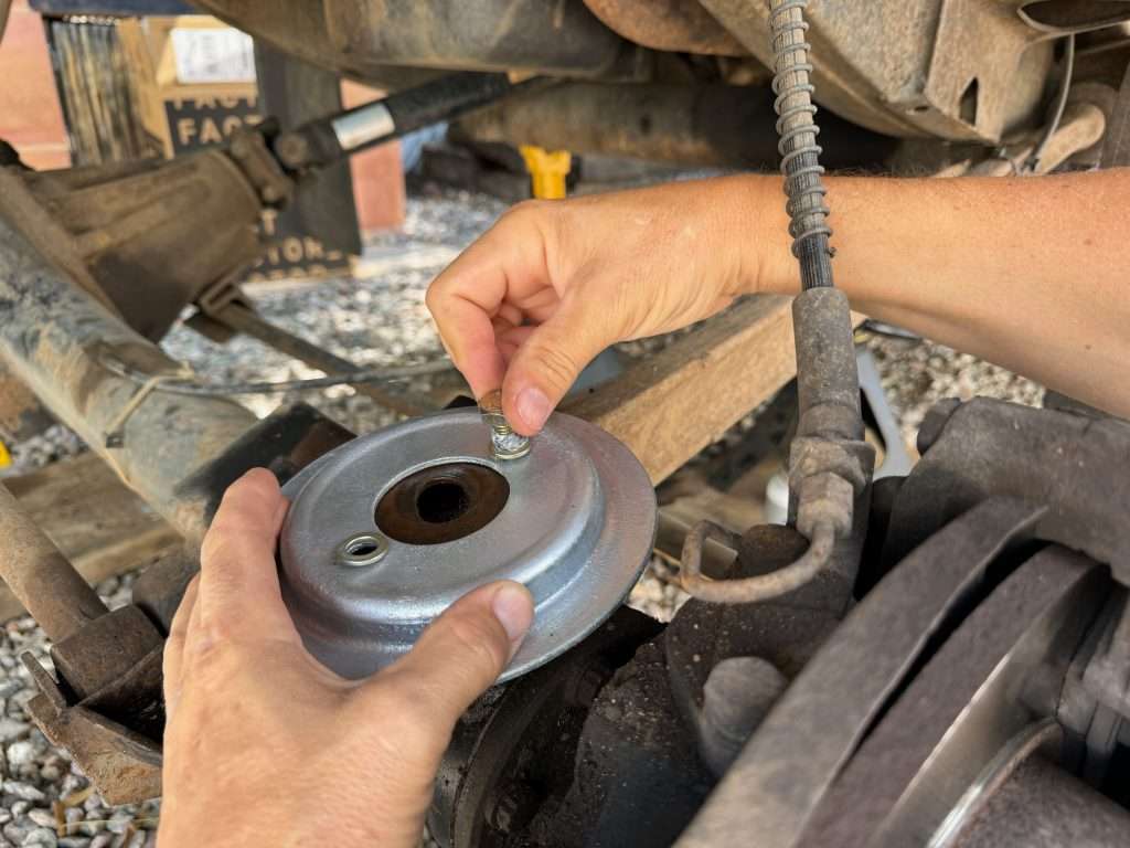 Installing the lower spring seat in the front of the Land Rover Defender 110