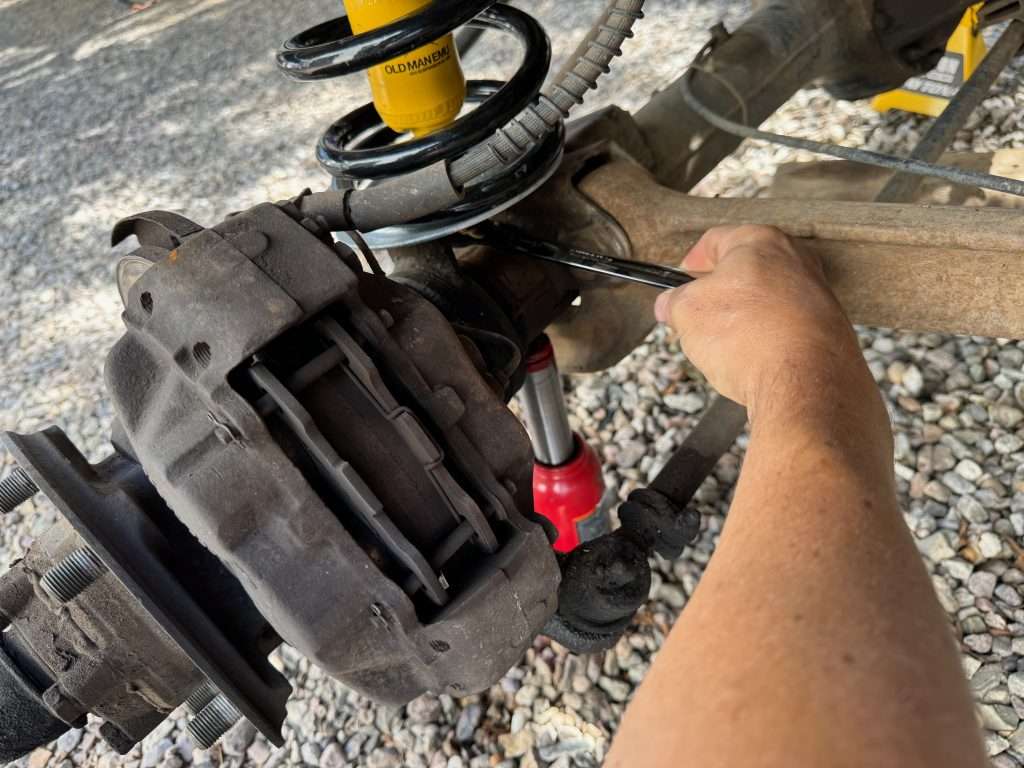 Attaching the lower shocks on the front suspension of a Land Rover Defender 110