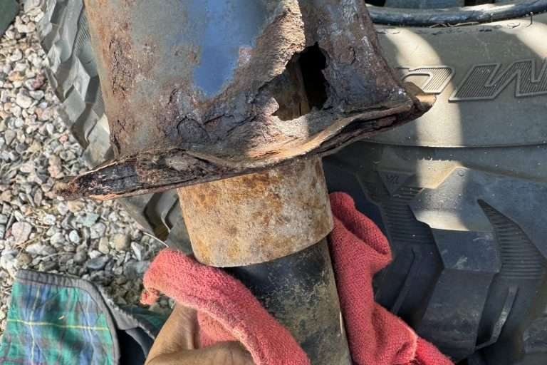 This gaping hole was on the backside and not immediately visible. At this point, I was glad I ordered replacement parts in advance. This is rubbish.