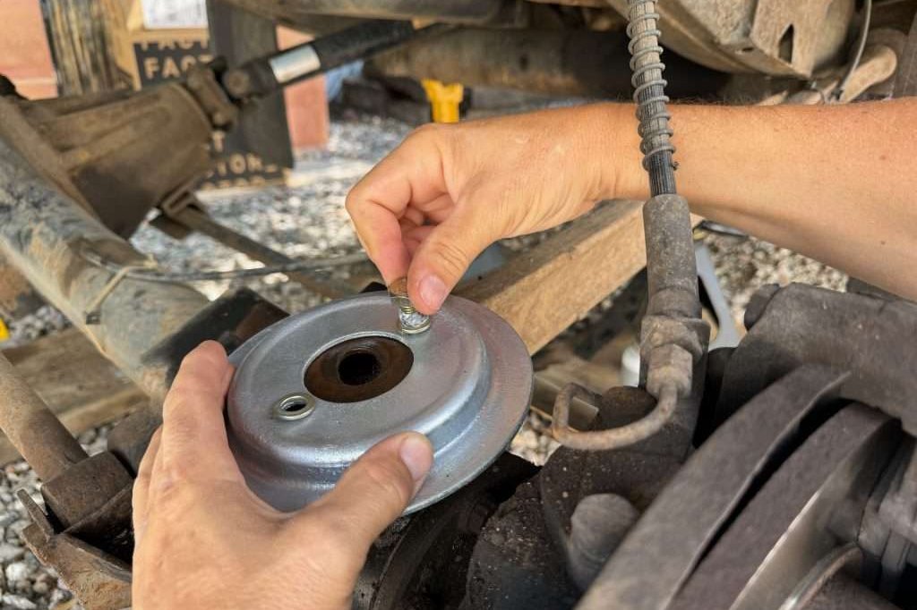 Installing the lower spring seat in the front of the Land Rover Defender 110