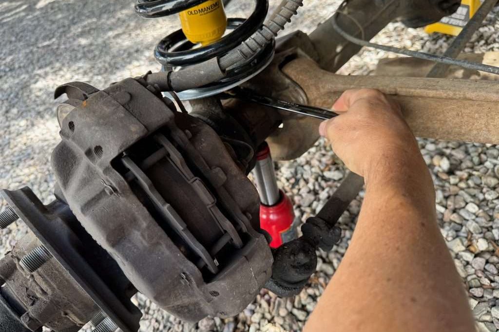 Attaching the lower shocks on the front suspension of a Land Rover Defender 110